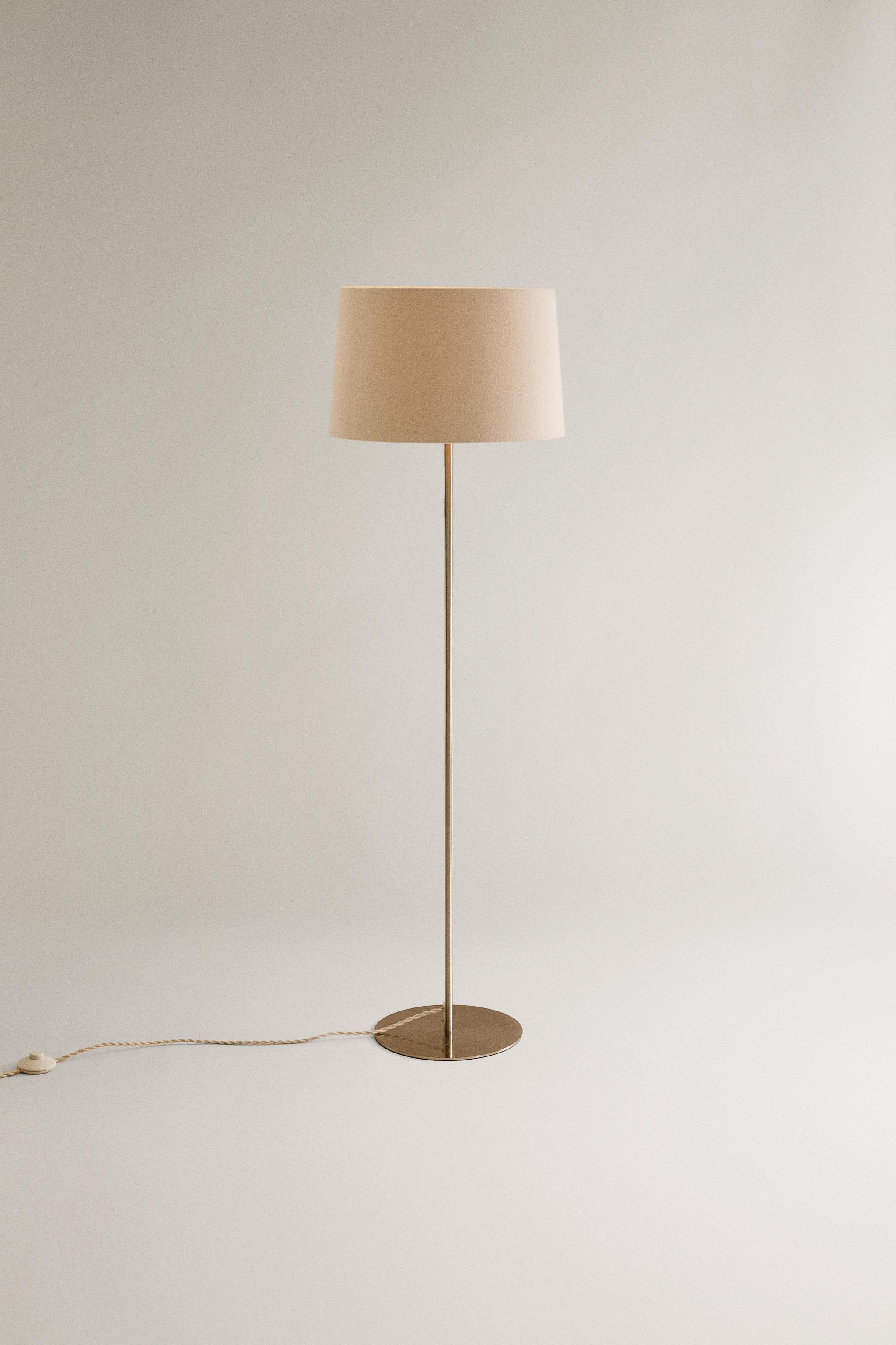 EXTENDABLE METAL BASE FLOOR LAMP